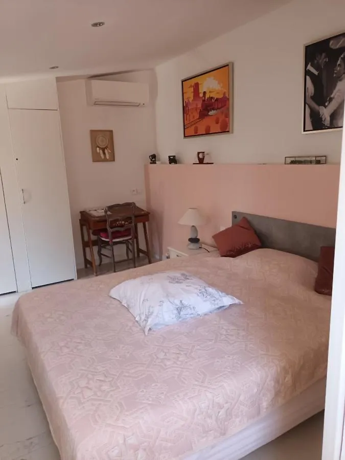 Couette-café Bed and Breakfast Le Train Sifflera Trois Fois à Toulon France